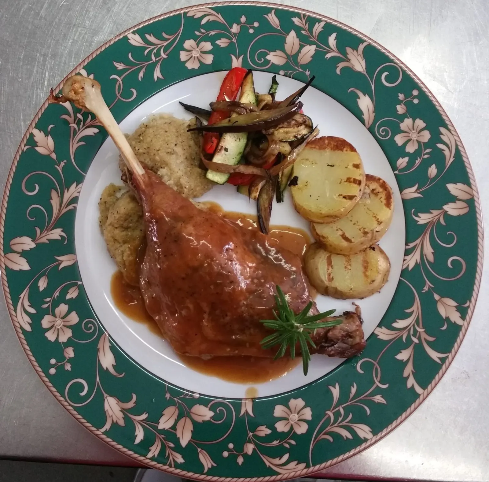 Coscia d'oca al forno agli agrumi con patate e verdure grigliate