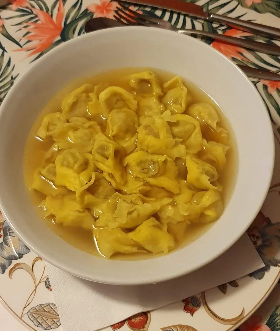 Marubini cremonesi in brodo nella fondina bianca
