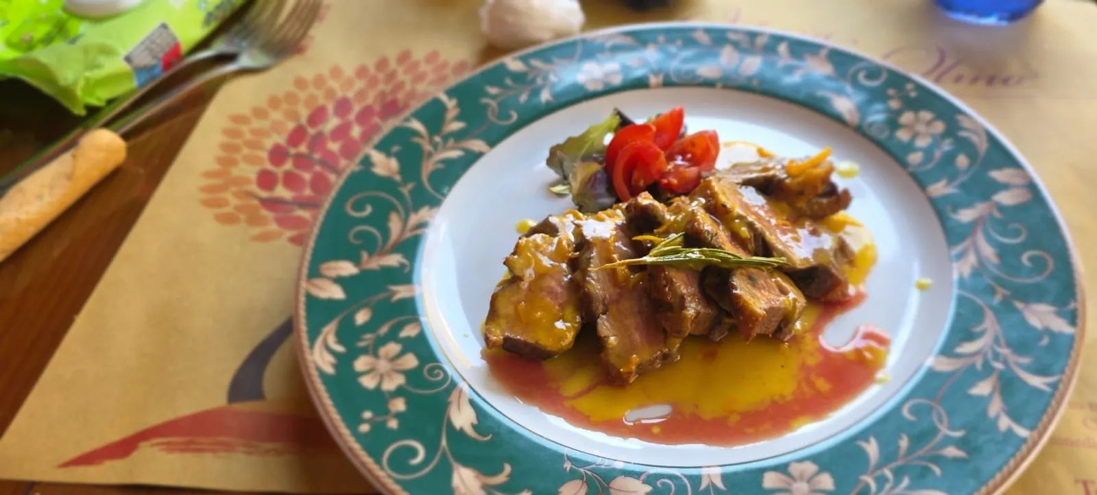 Petto d'anatra al forno con salsa agli agrumi e rosmarino