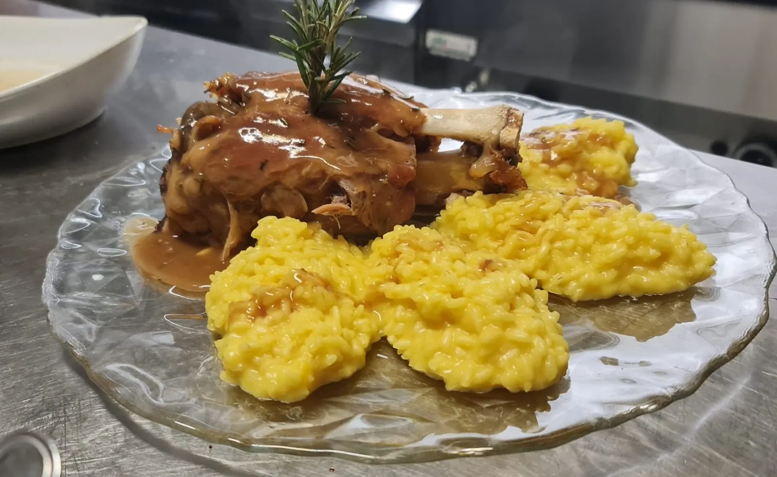 Stinco al forno con risotto giallo