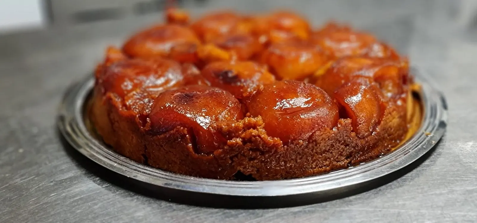 Tatin di mele caramellate appena sfornata